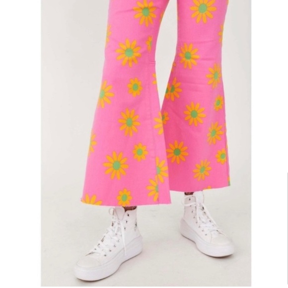 Free People Youthquake Printed Crop
Flare Jeans in Lipstick Combo various sizes - Picture 3 of 3